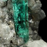 Beryl (variety emerald), Calcite, Dolomite, Pyrite
31x56x28mm, xl=19x6mm
(Autor: Fiebre Verde)