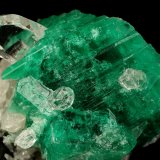 Beryl (variety emerald), Calcite, Quartz
53x39mm, xl=25x23mm
(Autor: Fiebre Verde)