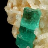 Beryl (variety emerald), Albite (variety cleavelandite)
29x31x21mm, xl=11mm
(Autor: Fiebre Verde)