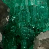 Beryl (variety emerald), Calcite, Quartz
21x35mm, cluster=20mm long
(Autor: Fiebre Verde)