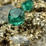 Beryl (variety emerald), Albite (variety cleavelandite), Calcite, Pyrite
18x25x12mm, xls=4 &amp; 3mm
(Autor: Fiebre Verde)