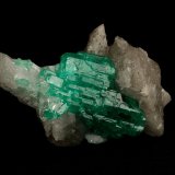 Beryl (variety emerald), Calcite, Quartz
21x35mm, cluster=20mm long
(Autor: Fiebre Verde)