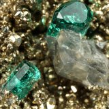 Beryl (variety emerald), Albite (variety cleavelandite), Calcite, Pyrite
18x25x12mm, xls=4 &amp; 3mm
(Autor: Fiebre Verde)