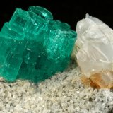 Beryl (variety emerald), Albite (variety cleavelandite), Dolomite, Pyrite
54x37x33mm, aggregate=14x18mm
(Autor: Fiebre Verde)