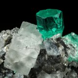 Beryl (variety emerald), Calcite, Fluorite
25x24x21mm, main xl=10mm
(Autor: Fiebre Verde)