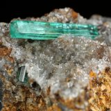 Beryl (variety emerald), Calcite
34x35x34mm, main xl=18mm
(Autor: Fiebre Verde)