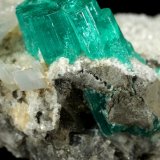 Beryl (variety emerald), Albite (variety cleavelandite), Dolomite, Pyrite
54x37x33mm, aggregate=14x18mm
(Autor: Fiebre Verde)