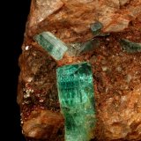 Beryl (variety emerald), Calcite, Pyrite
30x12x42mm, main xl=13x5mm
(Autor: Fiebre Verde)