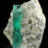 Beryl (variety emerald), Dolomite, Pyrite
29x27x19mm, xl=22mm
(Autor: Fiebre Verde)