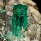 Beryl (variety emerald), Calcite
30x49x29mm, xl=9x4mm
(Autor: Fiebre Verde)