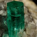 Beryl (variety emerald), Calcite
30x49x29mm, xl=9x4mm
(Autor: Fiebre Verde)