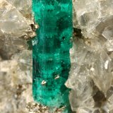 Beryl (variety emerald), Dolomite, Pyrite
30x29x41mm, main xl=10mm
(Autor: Fiebre Verde)