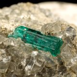 Beryl (variety emerald), Dolomite, Pyrite
30x29x41mm, main xl=10mm
(Autor: Fiebre Verde)