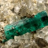 Beryl (variety emerald), Dolomite, Pyrite
30x29x41mm, main xl=10mm
(Autor: Fiebre Verde)
