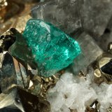 Beryl (variety emerald), Albite (variety cleavelandite), Pyrite, Calcite
47x16x29mm, xl=4mm
(Autor: Fiebre Verde)