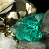 Beryl (variety emerald), Albite (variety cleavelandite), Pyrite, Calcite
47x16x29mm, xl=4mm
(Autor: Fiebre Verde)
