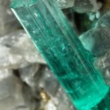 Beryl (variety emerald), Albite (variety cleavelandite), Dolomite, Pyrite
109x41x64mm, main xl=34mm
(Autor: Fiebre Verde)