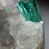 Beryl (variety emerald), Calcite
33x26x18mm (calcite xl), xls=8.5 &amp; 4mm
(Autor: Fiebre Verde)