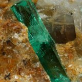 Beryl (variety emerald), Calcite
32x28x31mm, xl=14mm
(Autor: Fiebre Verde)