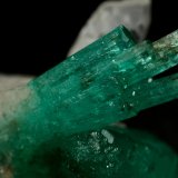 Beryl (variety emerald), Calcite
Beryl xls=12mm (aggregate) &amp; 9mm
(Autor: Fiebre Verde)