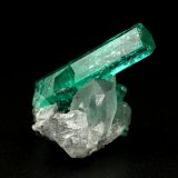 Beryl (variety emerald), Calcite
main xl=18x4.5mm
(Autor: Fiebre Verde)