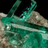 Beryl (variety emerald), Calcite, Pyrite
largest xl=11mm
(Autor: Fiebre Verde)