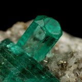 Beryl (variety emerald), Calcite, Pyrite
largest xl=11mm
(Autor: Fiebre Verde)
