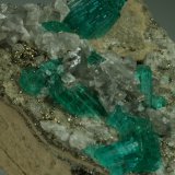 Beryl (variety emerald), Calcite, Pyrite
42x48x20mm - Detail
(Autor: Fiebre Verde)