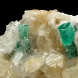 Beryl (variety emerald), Calcite, Quartz
78x51x44mm, main xl=12mm
(Autor: Fiebre Verde)