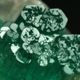 Beryl (variety emerald), Calcite, Pyrite
42x48x20mm - Detail
(Autor: Fiebre Verde)