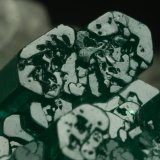 Beryl (variety emerald), Calcite, Pyrite
42x48x20mm - Detail
(Autor: Fiebre Verde)