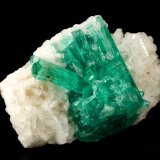Beryl (variety emerald), Albite (variety cleavelandite)
35x23x11mm, aggregate=15x21mm
(Autor: Fiebre Verde)