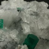 Beryl (variety emerald), Calcite, Parisite
70x45x50mm - Detail
(Autor: Fiebre Verde)