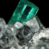 Beryl (variety emerald), Calcite
27x34x10mm, xl=10x4.5mm
(Autor: Fiebre Verde)