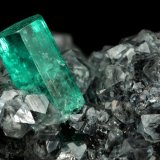 Beryl (variety emerald), Calcite
27x34x10mm, xl=10x4.5mm
(Autor: Fiebre Verde)