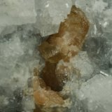 Beryl (variety emerald), Calcite, Parisite
FOV=6mm
(Autor: Fiebre Verde)