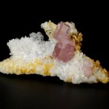 Fluorapatite, Albite (variety cleavelandite)
74x29x30mm - Size of the 2 Fluorapatite groups = 21x8mm &amp; 9x9mm
(Autor: Fiebre Verde)
