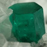 Beryl (variety emerald), Calcite, Parisite
70x45x50mm - Detail
(Autor: Fiebre Verde)