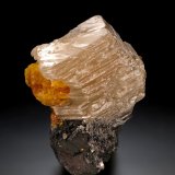 Leiteite and Legrandite
5 x 4.5 x 4.5 cm / main crystal: 4.2 cm.
(Autor: MIM Museum)