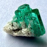 Beryl (variety emerald), Albite (variety cleavelandite), Pyrite
11 mm across, largest xl = 8 mm
(Autor: Fiebre Verde)