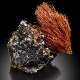 Ludlockite with Siderite
Tsumeb Mine, Tsumeb, Otjikoto Region, Namibia
4.5 x 3.5 x 4 cm / main crystal: 3.3 cm
(Autor: mim Museum)