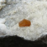 Hydroxyl-bastnäsite-(Ce)
crysral : 0,7 cm
(Autor: Benj)