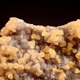 Smithsonite, Quartz
64mm x 44mm x 29mm
(Autor: Don Lum)