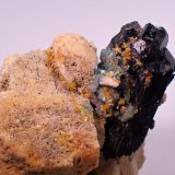 Feldspar (variety Carlsbad Twin), Beryl (variety alkali beryl), Schorl, Hyalite OPal
75 mm x 62 mm x 54 mm
(Autor: Don Lum)