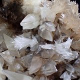 Strontianite, Calcite
125mm x 100mm x 75mm
(Autor: Don Lum)
