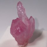 Quartz (variety rose quartz)
28 mm x 18 mm x 16 mm
(Autor: Don Lum)