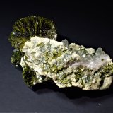 Epidote, Quartz
43 mm x 40 mm x 34 mm
(Autor: Don Lum)