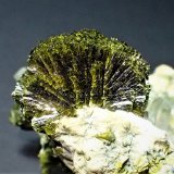 Epidote, Quartz
43 mm x 40 mm x 34 mm
(Autor: Don Lum)