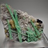 Beryl (variety emerald), Scheelite, Feldspar
65 mm x 47 mm x 13 mm
(Autor: Don Lum)