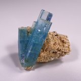 Beryl (variety aquamarine), Feldspar
46 mm x 42 mm x 18 mm
(Autor: Don Lum)